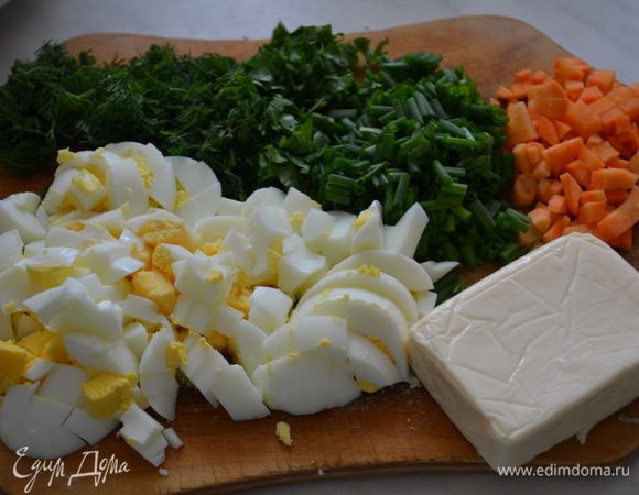 Яйца уже заранее отварные, порезать на кубики, морковку тоже на мелкие кубики, зелень измельчить.