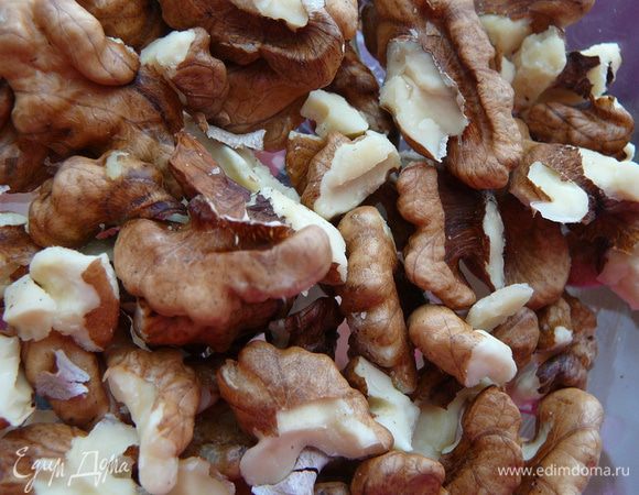 Грецкий орех порубить ножом.