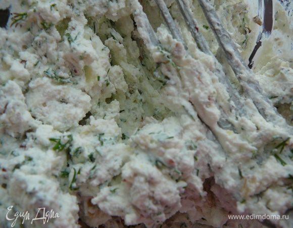 К орехам рубленным добавить свежий рубленный чеснок,фету или брынзу,по желанию небольшой зубчик рубленного чеснока.Вилкой все перемешать,раздавив сыр.