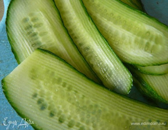 Огурцы нарезать слайсами овощерезкой.У меня были не большие огурчики.Потому прошутто разреза пополам вдоль.