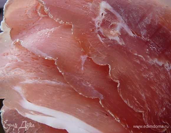 на полосочку огурца выложить немного сырно-ореховой пасты,завернуть рулетом ,закрепить шпажкой.Повторить так же с "Прошутто".