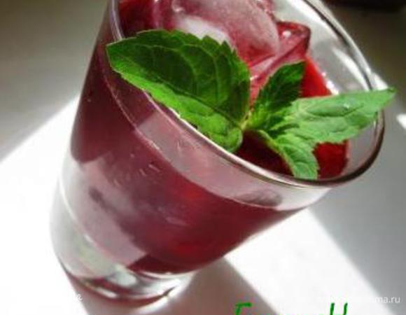 В блендер загружаем ягоды, мяту (оставьте верхушки, они не только для украшения), сахар, лимонный сок. Добавляем немного воды и прокручиваем в пюре. В емкость объемом 3л (напр. банку) кладем цедру, пюре и заливаем теплой, НЕ ГОРЯЧЕЙ! водой почти до верха. Настаиваем 2 часа, процеживаем через сито. Прозрачность слезы нам здесь не нужна, немного ягодной мякоти придает лимонаду некую схожесть с морсом. У меня была черноплодная рябина, за счет которой лимонад получился с восхитительной терпкостью. Семья в восторге! Перед подачей кладем в стакан лед, наливаем лимонад, украшаем мятой. Перед тем как пить, съешьте мяту и потом уже делайте глоток. Приятного утоления жажды Вам и Вашим близким!