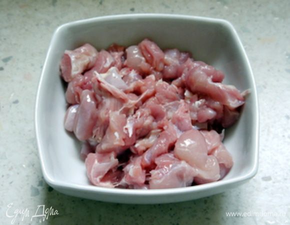 Снять кожу с окорочков, срезать мясо с костей и порезать его на мелкие кусочки.