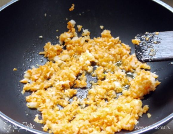 Мелко нашинковать лук и морковь.

В сковороде на оливковом масле с добавлением сливочного обжарить лук и морковь.
