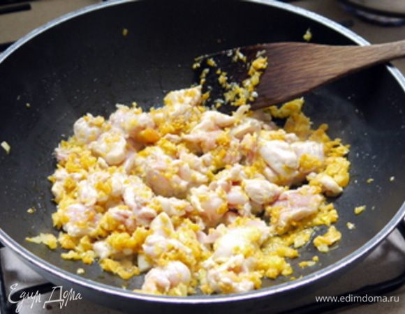 Добавить мясо и равномерно обжарить его.