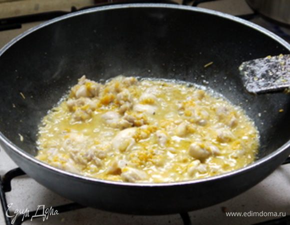 Посолить, поперчить, добавить шалфей.

Влить вино и на большом огне дать ему выпариться.
