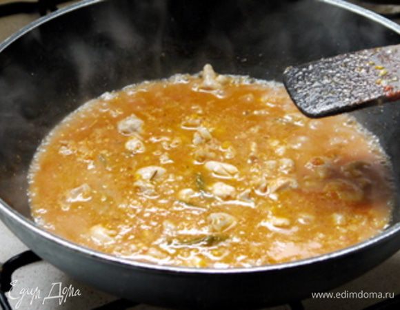 Добавить или мелко порезанные помидоры или томатное пюре. Влить немного воды и тушить на слабом огне около 20 минут.