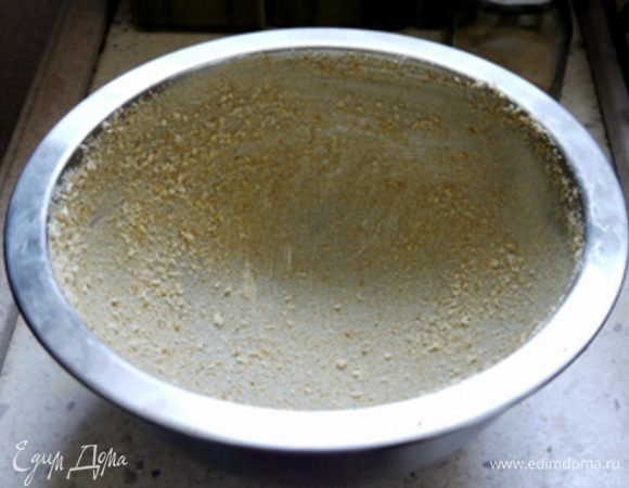 Форму для выпечки (в оригинале полукруглую,но можно использовать и другой формы) смазать маслом и присыпать сухарями.