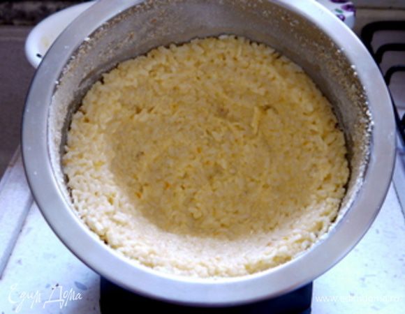 Заполнить форму рисом, прижать его к стенкам, чтобы в центре было свободное место для курицы.
Сварить рис al dente. Откинуть и дать стечь.

Смешать готовый рис с 2 ст.ложками соуса, образовавшегося при тушении куриного мяса.
Добавить яйца, пармезан и 20 гр сливочного масла.
