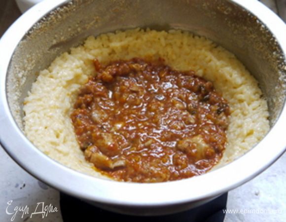 Заполнить своболное место курицей с соусом. 
