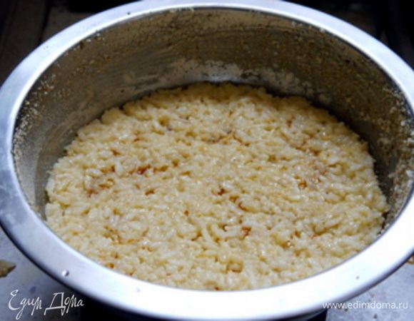 Прикрыть сверху оставшимся рисом.
Запекать при 180° около 20 минут.Не доставать сразу из формы, а дать немного постоять и остыть. 



