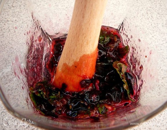 Ягоду разморозить, положить в стакан, добавить несколько листочков мяты и перетереть при помощи мадлера.