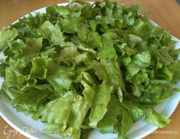 Нарвать на блюдо листья салата.