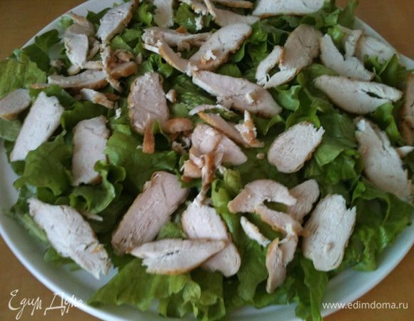 Нарезать тонко куриное филе и выложить на салат.