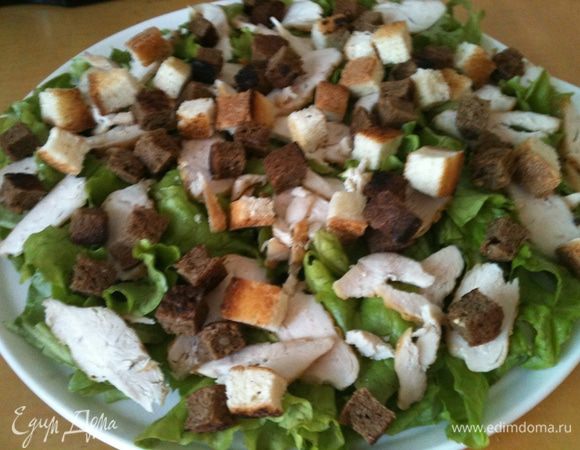 Поверх мяса положить крутоны.