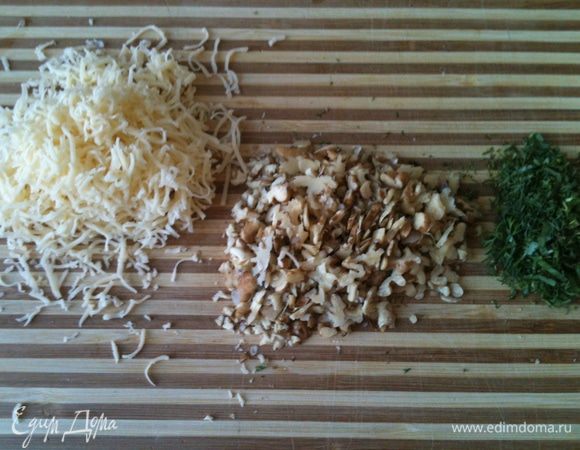 Нарезать зелень, измельчить орехи и натереть сыр.