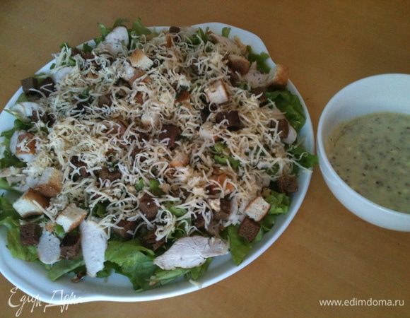 Салат посыпать орехами, сыром, зеленью.