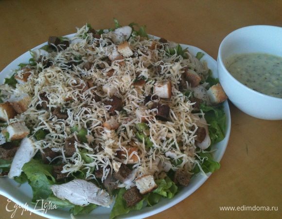 Подаем салатик. Заправляем салик и размешиваем уже на столе.