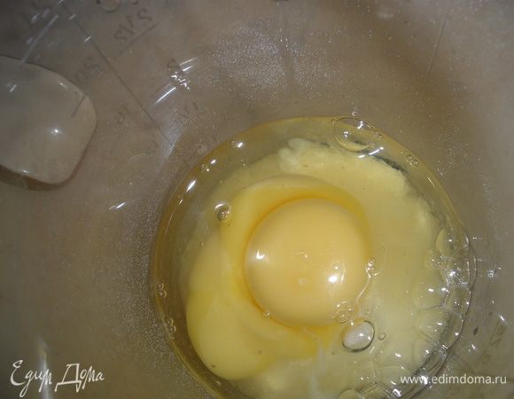 Яйца взбить миксером с сахаром. 