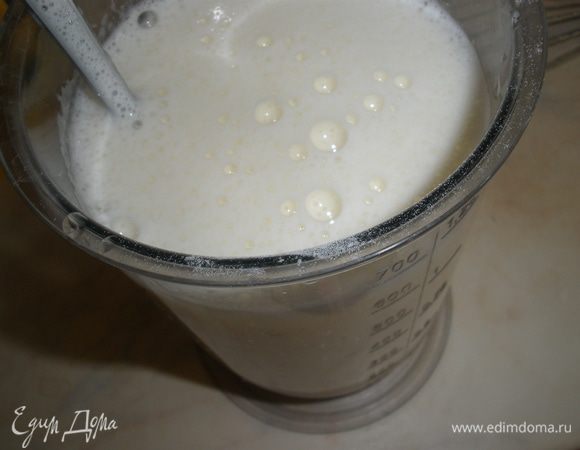 Добавить к яйцам растительное масло, ванильный сахар и молоко и все тщательно размешать. 