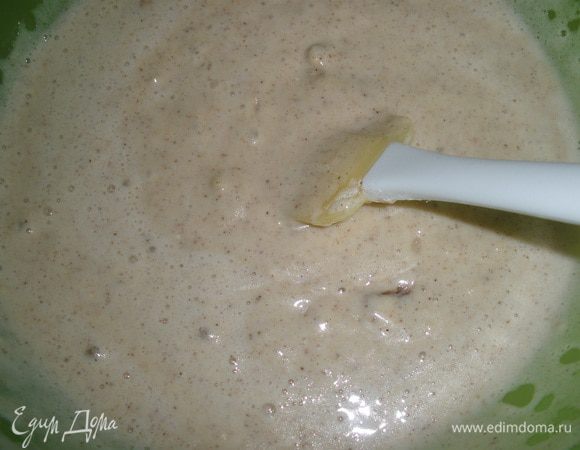 Соединить мучную и яичную смеси. Все размешать.