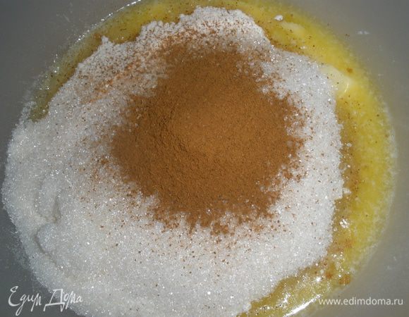 Для штрейзеля смешать муку с молотыми орехами, сахаром, корицей и маслом. Все растереть. 