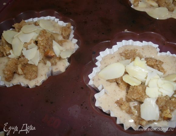 Сверху выкладываем штрейзель и присыпаем миндальными лепестками.