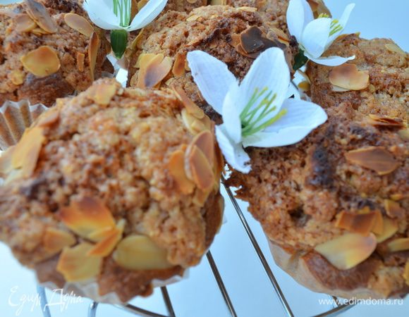 Выпекать кексы при температуре 200 градусов 25-30 минут. Затем достать из духовки и оставить в форме на 5 минут, чтобы они немного остыли. Затем их вынуть и полностью остудить. 