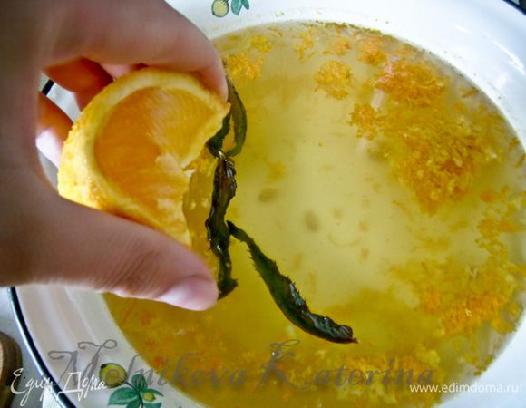 Выжать сок из апельсина и грейпфрута и добавить к сиропу. Я поленилась доставать большую соковыжималку ради нескольких фруктов, отжала вручную быстро и просто. Для этого каждый цитрус разрезать на 6 долек и затем каждую дольку сдавить краями по направлению к центру (так выжимается абсолютно весь сок). 