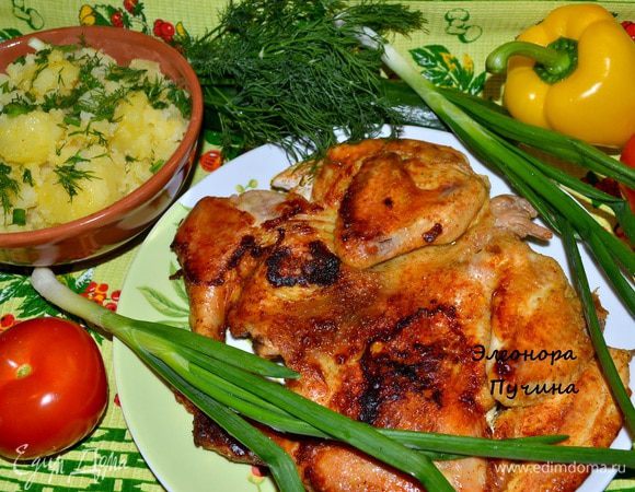 Курицу помыть,надрезать вдоль брюшка,развернуть,надрезала вдоль грудки,ножки в хрящах, чтобы была плоской,натереть специями для курицы,чесночком,.за 20мин.до выключения, добавила листья тимьяна.Жарить под прессом с каждой стороны по 20 мин. до готовности и образования вкусной корочки.