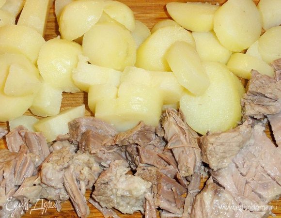 Картофель очистите от кожуры и нарежьте кусочками (если у вас молодой картофель, то его можно и не чистить). Мясо разберите на волокна или нарежьте.