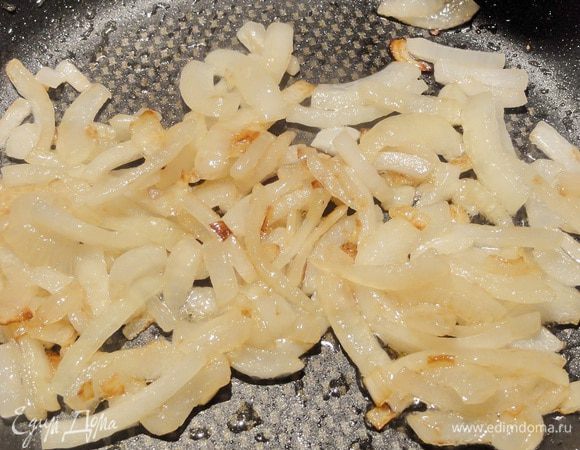 Лук крупно нарежьте и поджарьте.