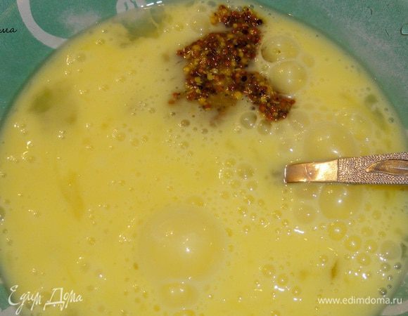 Яйца взбейте с горчицей вилкой