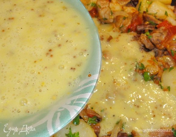 Овощи переложите к мясу с картошкой и перемешайте, посолите, поперчите. Добавьте рубленую зелень. Залейте яйцами.