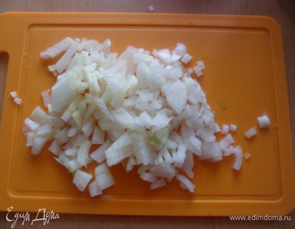Пока бульон варится мы сделаем заправку для борща: нарезать репчатый лук