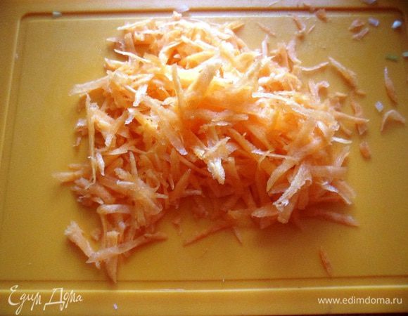 натереть на крупной терке морковь