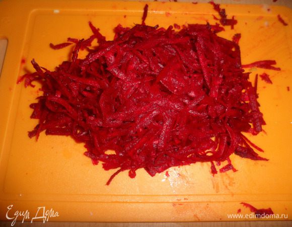Натереть на крупной терке свеклу