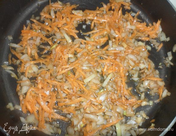 В сковороду налить растительное масло и обжарить лук и морковь