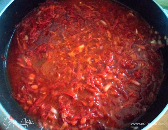 Добавить свеклу, сахар, томатную пасту  и уксус, немного обжарить, налить  половника бульона и оставить тушить на 40 минут. Это и будет нашей заправкой для борща.