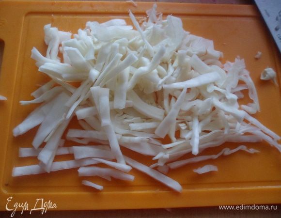 Затем нарезать овощи для борща: капусту режем  соломкой