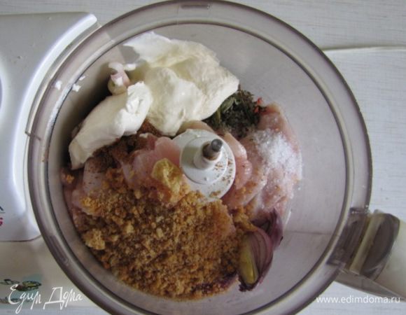 Измельчить в блендере филе куриных грудок с репчатым луком,  добавить яйцо,  1 ст. ложку панировочных сухарей, сметану, соль, перец, специи по вкусу. Еще раз все вымешать до однородной массы.