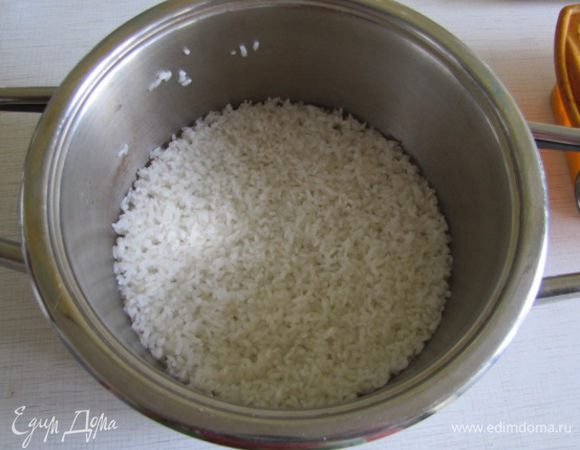 Рис отварить до состояния аль денте.  В рис натереть сыр и перемешать.