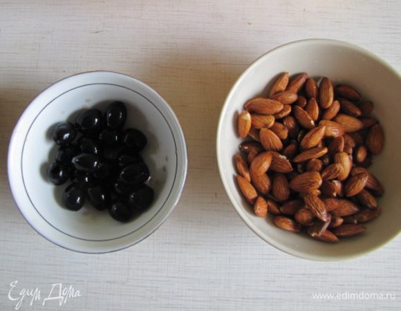 Маслины без косточек начинить миндалем.