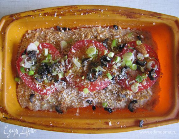 Украсим помидорами поверхность террина. Посыплем сверху  мелко нарубленным чесноком, маслинами и натертым на терке миндалем. Посыплем свежемолотым перцем.  Польем оливковым маслом.