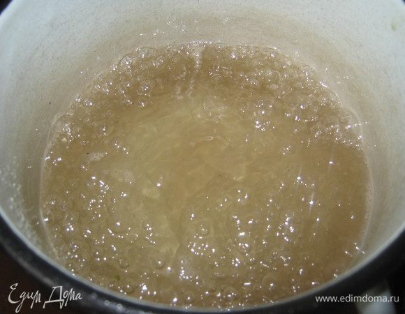 Через 3 часа 40 минут, начинаем варить сахарный сироп.
Берем оставшиеся 250 г сахара,заливаем 250 г воды и варим сироп в течении 20 минут на умеренном огне,постоянно помешивая.