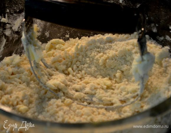 Размешать все ингридиенты для теста руками или спец.ножом.