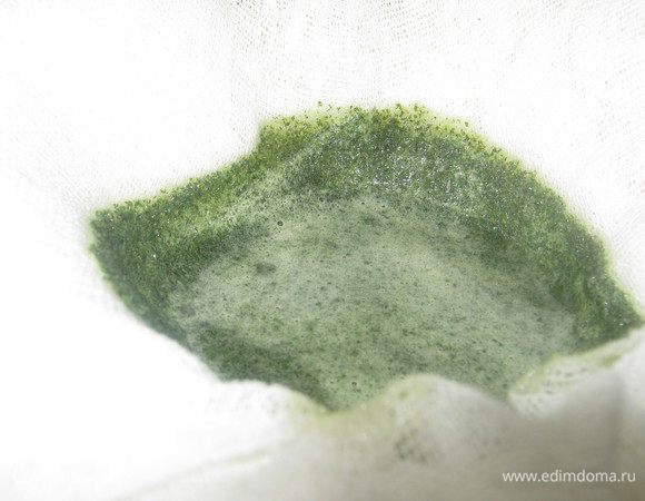 Берем сито, выстилаем его марлей, сложенной в несколько слоев (чем больше слоев марли, тем более тщательно отфильтруется сироп), и фильтруем. 