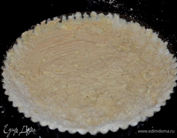 Выложить его на спец.форму для тарта,предварительно смазав маслом.
Разогреть духовку до 180гр.