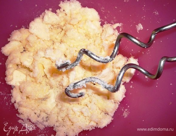 Сливочное масло (мягкое) смешать с сахаром и взбить до пышности.