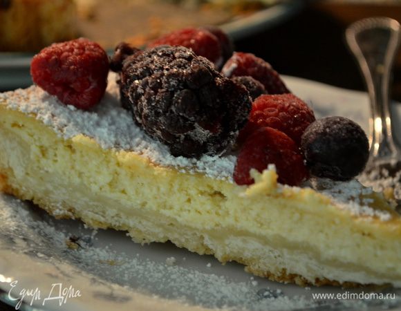 Тарт разрезать порционно,можно присыпать сах.пудрой и подавать с ягодами.